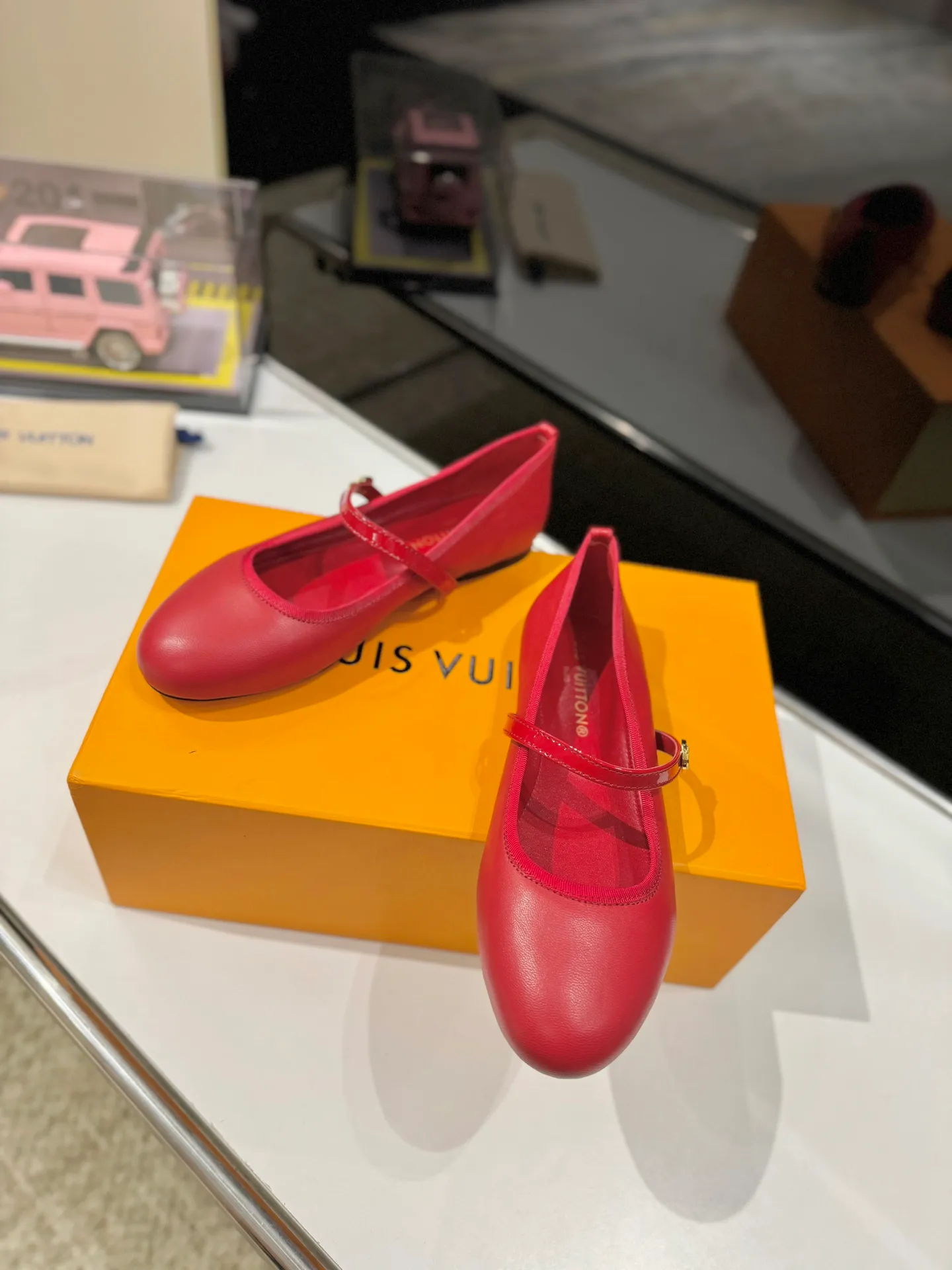 👟👟Ex-factory price 600👟👟 👟👟LV | Louis Vuitton 25𝐬𝐬 🧡💚2025 early spring new top version‼ ️The original version is the same. The counter specializes in the latest ROMY flat ballet shoes. Hard goods are new🆕 ❥Purchase level! Full of high-end feel! A popular model among bloggers at home and abroad, it’s retro and fashionable and looks amazing on your feet! Mainly recommended models on the official website★ ✅Upper: Highly customized denim/lambskin/presbyopia leather ✅Inner lining: imported sheepskin lining ✅Outsole: original Italian leather outsole ✅Shoe size: 35-39 (customized for 40, 41, 42) ✅Packaging: full set of exquisite packaging
